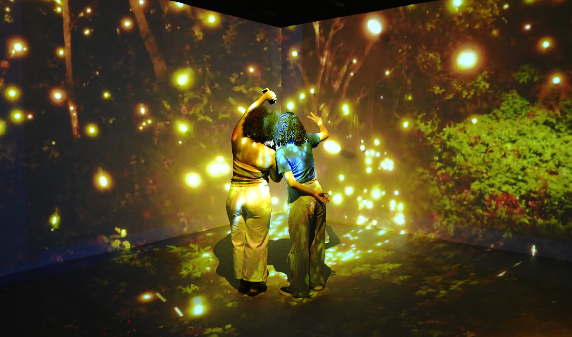 Luz Æterna — Ensaio Sobre o Sol · Gênesis, a sala imersiva de projeção, com o corpo dentro do campo de partículas