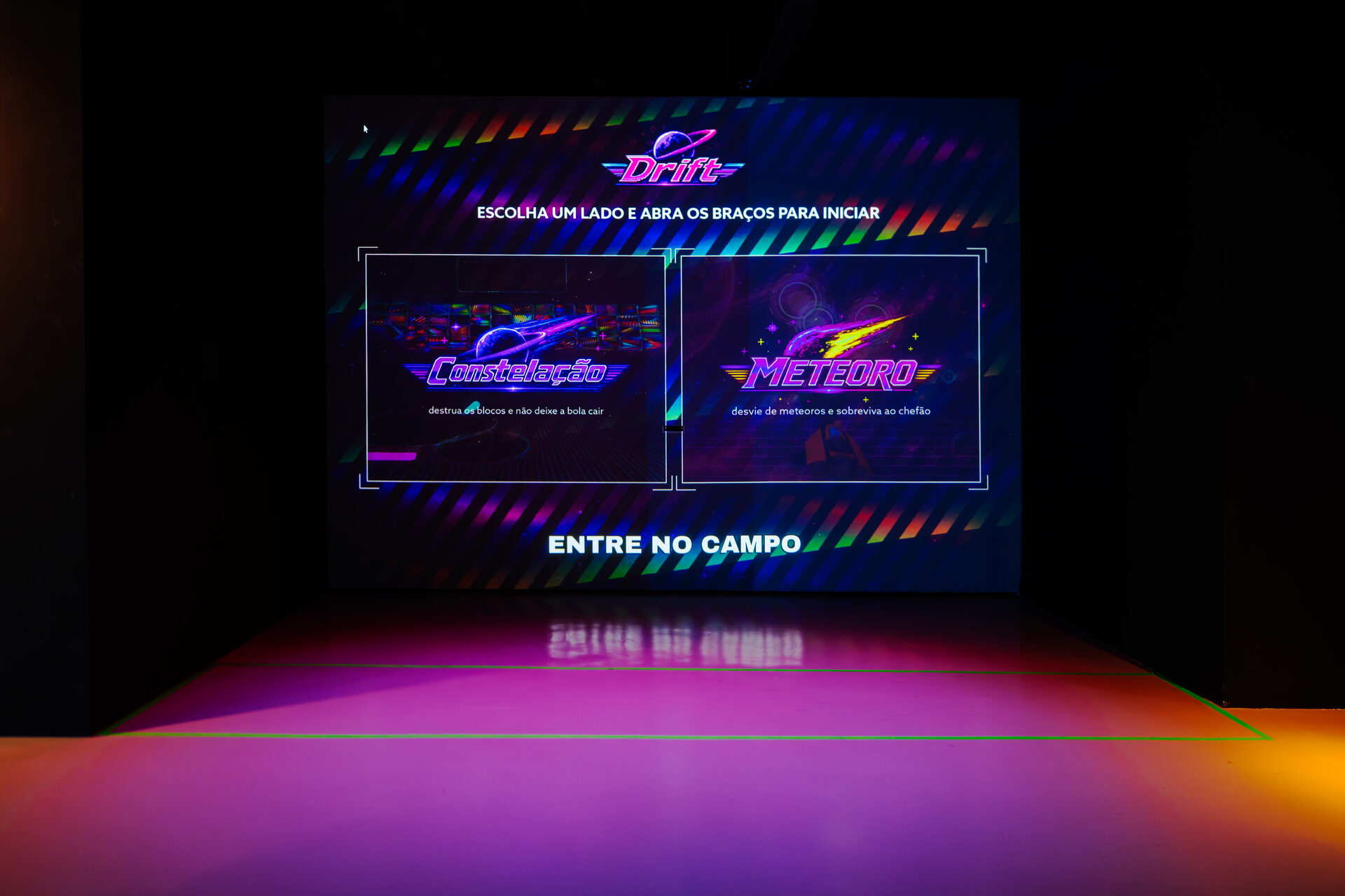 Player 1: 50 Anos dos Videogames · DRIFT, a tela de entrada e o piso iluminado do campo de jogo