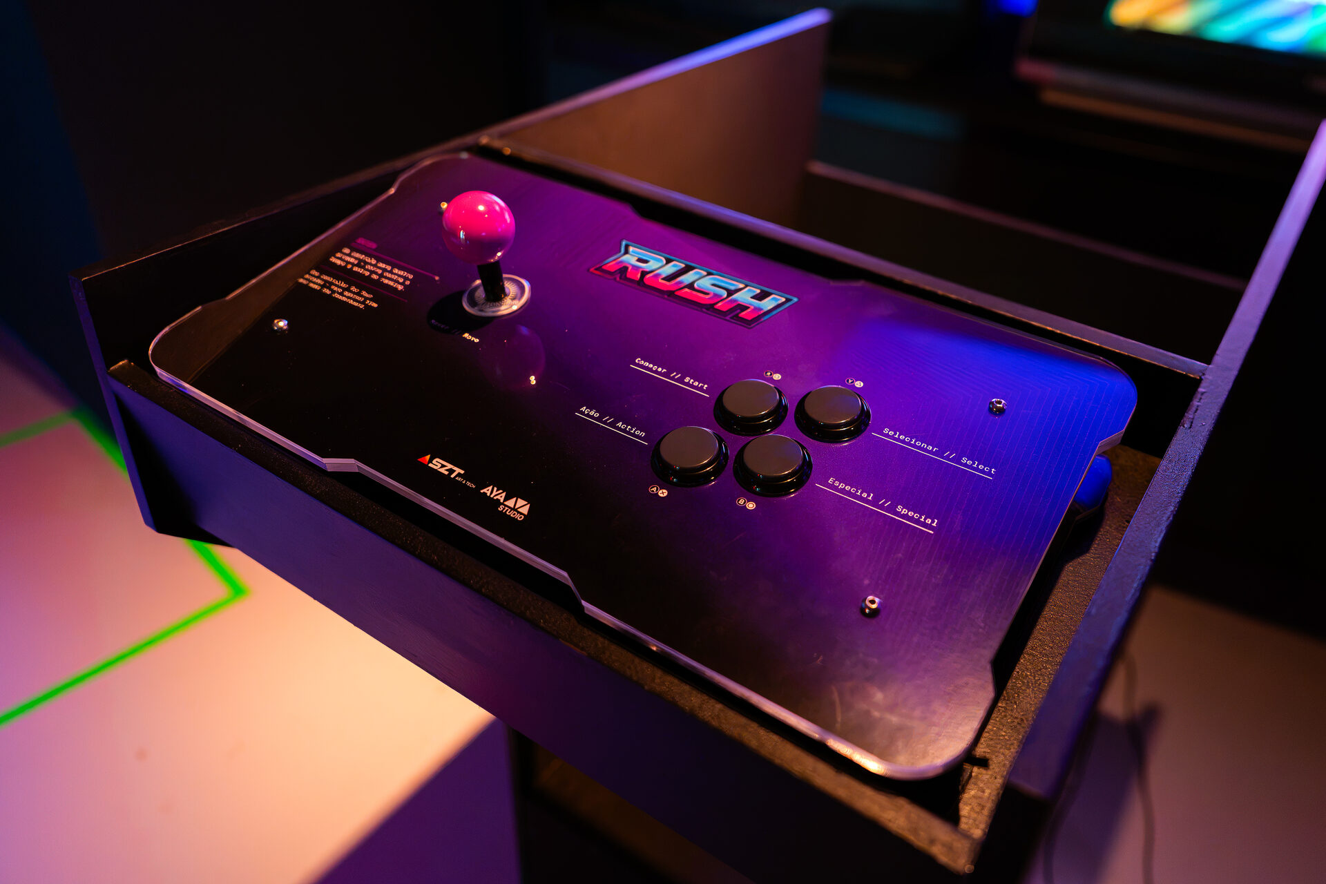 Player 1: 50 Anos dos Videogames · RUSH, o painel de controle com manche e botões