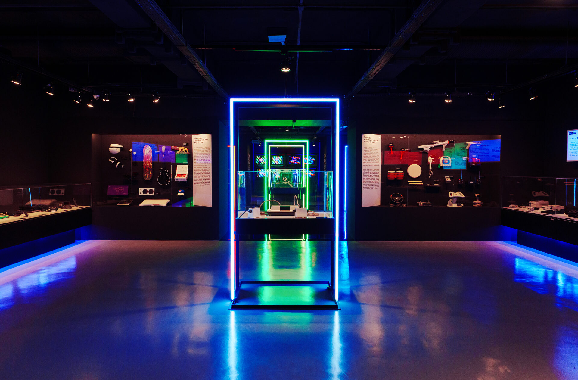 Player 1: 50 Anos dos Videogames · Eixo da sala, o pórtico azul ao fundo e a parede de painéis